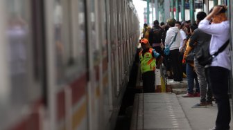 Rangkaian kereta rel listrik (KRL) melintas di jalur rel Stasiun Manggarai, Jakarta, Kamis (21/11). [Suara.com/Angga Budhiyanto]