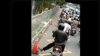 Rekam Pemotor Tendangi Cone, Warganet: Bapak ini Paling Indonesia Banget!