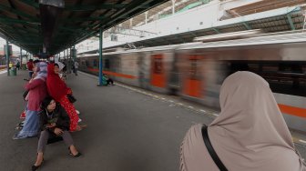 Rangkaian kereta rel listrik (KRL) melintas di jalur rel Stasiun Manggarai, Jakarta, Kamis (21/11). [Suara.com/Angga Budhiyanto]