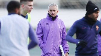 Jose Mourinho saat memimpin latihan perdana bersama Tottenham Hotspur, London, Inggris (20/11).  [Laman resmi Tottenham Hotspur]