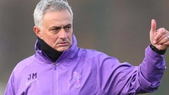 Jose Mourinho saat memimpin latihan perdana bersama Tottenham Hotspur, London, Inggris (20/11).  [Laman resmi Tottenham Hotspur]