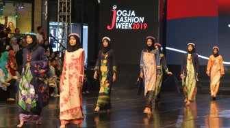 Tak Kalah Seru, Busana Suguhan Jogja Fashion Week 2019 Kedua Makin Beragam