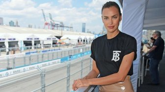 Tampil Seksi, Pakaian Irina Shayk Jadi Perdebatan Warganet