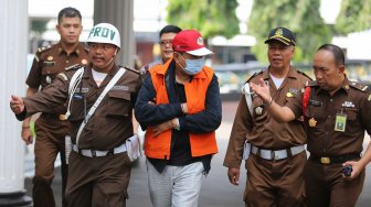 Buronan koruptor Atto Sakmiwata Sampetoding di Gedung Kejaksaan Agung, Jakarta, Kamis (21/11). [Suara.com/Arya Manggala]
