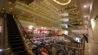 Suasana sepi di Mall Grand Paragon, Jalan Gajah Mada, Jakarta, Kamis (21/11). [Suara.com/Angga Budhiyanto]