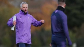 Jose Mourinho saat memimpin latihan perdana bersama Tottenham Hotspur, London, Inggris (20/11).  [Laman resmi Tottenham Hotspur]