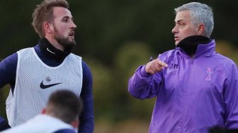 Jose Mourinho saat memimpin latihan perdana bersama Tottenham Hotspur, London, Inggris (20/11).  [Laman resmi Tottenham Hotspur]