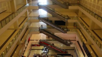 Suasana sepi di Mall Grand Paragon, Jalan Gajah Mada, Jakarta, Kamis (21/11). [Suara.com/Angga Budhiyanto]