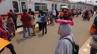 Rangkaian kereta rel listrik (KRL) melintas di jalur rel Stasiun Manggarai, Jakarta, Kamis (21/11). [Suara.com/Angga Budhiyanto]