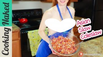 Youtuber Cantik Ini Punya Konten Greget, Masak Sambil Telanjang!