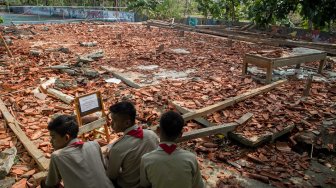 Dihantam Hujan dan Angin Kencang Sekolah di Sragen Ambruk