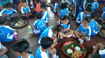 Peringati Harkanas, Anak-anak PAUD Desa Sudimara Megibung Makan Ikan