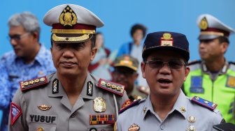 Dirlantas Polda Metro Jaya Kombes Yusuf (kiri) bersama Kepala Dinas Perhubungan (Dishub) DKI Jakarta Syafrin Liputo saat konferensi pers di Simpang FX Sudirman, Jakarta, Jumat (22/11).  [Suara.com/Angga Budhiyanto]