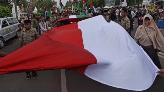 Sejumlah guru dan pelajar Ponpes Persatuan Islam (Persis) menggelar aksi Solidaritas Untuk Warga Palestina di Alun-alun Serang, Banten, Jumat (22/11). [ANTARA FOTO/Asep Fathulrahman]