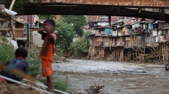 Suasana deretan permukiman kumuh di kawasan Manggarai, Jakarta, Kamis (21/11). [Suara.com/Angga Budhiyanto]