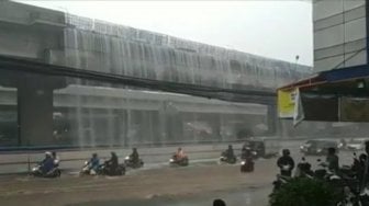 Air Terjun Tol Becakayu Muncul karena Pengerjaan Pipa Dranage