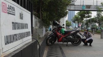 Petugas Dishub Cabut Pentil Ban Motor yang Parkir di Trotoar