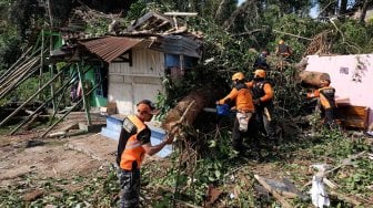 Lagi Tidur di Rumah, Ibu dan Anak Tewas Tertimpa Pohon Beringin