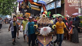 Sejumlah warga menggotong Panjang (keranjang) berisi barang-barang sedekah saat acara Panjang Mulud di Kampung Tanggul, Serang, Banten, Sabtu (23/11). [ANTARA FOTO/Asep Fathulrahman]