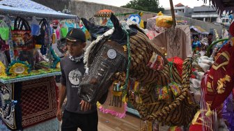 Panita menata Panjang (keranjang) berisi barang-barang sedekah saat acara Panjang Mulud di Kampung Tanggul, Serang, Banten, Sabtu (23/11). [ANTARA FOTO/Asep Fathulrahman]