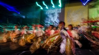 Seniman menabuh kendang Sunda pada acara Kendangers Bandung Padungdung Ke Unesco di Taman Budaya Jawa Barat, Bandung, Jawa Barat, Sabtu (23/11) malam. [ANTARA FOTO / Novrian Arbi]