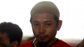 Vokalis grup band Zivilia, Zulkifli alias Zul Zivilia bersiap menjalani sidang tuntutan di Pengadilan Negeri Jakarta Utara, Senin (25/11). [Suara.com/Angga Budhiyanto]