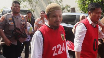 Vokalis grup band Zivilia, Zulkifli alias Zul Zivilia bersiap menjalani sidang tuntutan di Pengadilan Negeri Jakarta Utara, Senin (25/11). [Suara.com/Angga Budhiyanto]