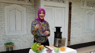 Cocok Untuk Diet, Coba Resep Salad Enak Ala Dewi Hughes