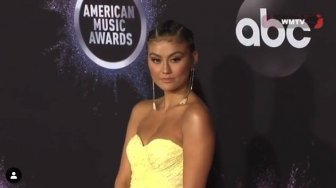 Disebut Warganet Mirip Kaus Partai, Ini Lho Outfit Mahal Milik Agnez Mo