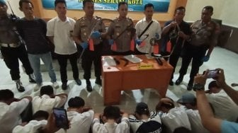 Rayakan Hari Guru, Pelajar di Serang Gelar Tawuran Sebagai "Kado Berdarah"