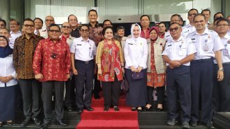 Didampingi Risma dan Sejumlah Menteri, Megawati Dapat Penghargaan dari BMKG