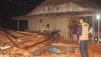 Angin Puting Beliung Menerjang Dua Dusun di Bangkalan, Satu Orang Tewas