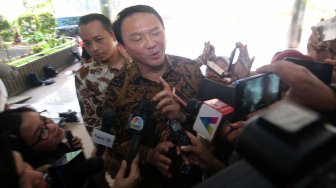 Basuki Tjahaja Purnama atau akrab disapa Ahok menjawab pertanyaan wartawan saat tiba di Kantor Kementerian BUMN, Jakarta, Senin (25/11). [ANTARA FOTO/Hiro]