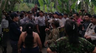 Viral Emak-Emak Buka Baju Lawan Penggusuran Lahan di Gianyar