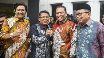 Ketua Majelis Permusyawaratan Rakyat (MPR) Bambang Soesatyo (kanan) berjabat tangan dengan Presiden Partai Keadilan Sejahtera (PKS) Sohibul Iman (tengah) disaksikan Sekjen Mustafa Kamal (kiri) sebelum melakukan pertemuan di DPP PKS, Jalan TB Simatupang, Jakarta, Selasa (26/11). [ANTARA FOTO/Galih Pradipta]