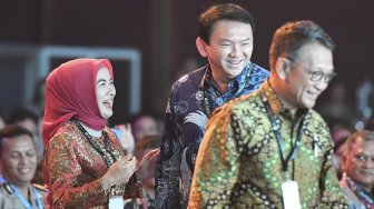 Menteri ESDM Arifin Tasrif (kanan) bersama Direktur Utama PT Pertamina (Persero) Nicke Widyawati (kiri) dan Komisaris Utama Basuki Tjahaja Purnama (tengah) menghadiri pembukaan Pertamina Energy Forum 2019 di Jakarta, Selasa (26/11). [ANTARA FOTO/Hafidz Mubarak]