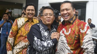 Ketua Majelis Permusyawaratan Rakyat (MPR) Bambang Soesatyo (kedua kiri) berjabat tangan dengan Presiden Partai Keadilan Sejahtera (PKS) Sohibul Iman (tengah) disaksikan Wakil Ketua MPR Hidayat Nur Wahid (kiri), Arsul Sani (kanan) serta Sekjen PKS Mustafa Kamal (kedua kanan) sebelum melakukan pertemuan di DPP PKS, Jalan TB Simatupang, Jakarta, Selasa (26/11). [ANTARA FOTO/Galih Pradipta]