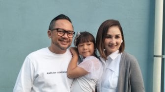 Mona Ratuliu Melahirkan Anak ke-4 dengan Selamat, Suami Peluk Erat Dokter