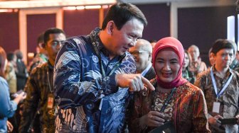 Direktur Utama PT Pertamina (Persero) Nicke Widyawati (kanan) berbincang dengan Komisaris Utama Basuki Tjahaja Purnama (kiri) saat pembukaan Pertamina Energy Forum 2019 di Jakarta, Selasa (26/11).[ANTARA FOTO/Hafidz Mubarak]