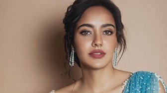 Seksi Banget, Neha Sharma Berbikini di Hawaii