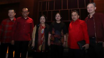 Ketua Umum PDIP Megawati Soekarnoputri (ketiga kiri) didampingi Ketua DPR RI Puan Maharani (ketiga kanan) beserta jajaran elite PDIP berfoto bersama usai nonton bareng film 'Nagabonar Reborn' di Plaza Senayan XXI, Jakarta Selatan, Senin (25/11). [Suara.com/Angga Budhiyanto] 