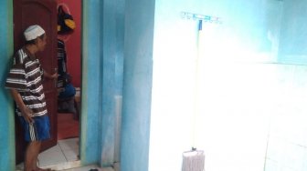 Sudah 14 Tahun Warga Cimanuk Ini Tinggal Menumpang di Samping Toilet Musala