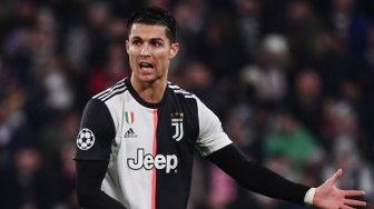 Penampilan Cristiano Ronaldo saat memakai ikat rambut pada laga Juventus vs Atletico Madrid. (MARCO BERTORELLO / AFP)