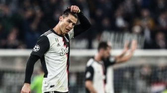 Penampilan Cristiano Ronaldo saat memakai ikat rambut pada laga Juventus vs Atletico Madrid. (MARCO BERTORELLO / AFP)