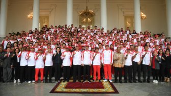 Presiden Joko Widodo (tengah) bersama kontingen Indonesia saat pelepasan atlet untuk SEA Games 2019 di Istana Bogor, Jawa Barat, Rabu (27/11).  [ANTARA FOTO/Akbar Nugroho Gumay]