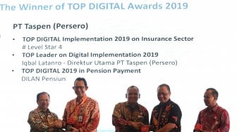 Sejumlah perwakilan dari PT Taspen (Persero) menerima penghargaan saat acara TOP DIGITAL Awards 2019 di Golden Ballroom The Sultan Hotel, Jakarta, Rabu (27/11). [Suara.com/Angga Budhiyanto] 