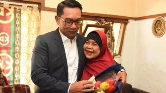 Hari Guru, Ridwan Kamil Kunjungi Rumah Guru SD-nya