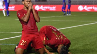 Pemain Timnas U-22 Indonesia Osvaldo Haay (kiri) melakukan selebrasi bersama Rachmat Irianto seusai mencetak gol ke gawang Timnas Thailand dalam pertandingan Grup B SEA Games 2019 di Stadion Rizal Memorial, Manila, Filipina, Selasa (26/11). [ANTARA FOTO/Sigid Kurniawan]
