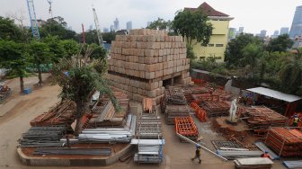 
Pekerja menggarap proyek pembangunan revitalisasi kawasan Taman Ismail Marzuki (TIM) di Jakarta, Selasa (26/11). [Suara.com/Angga Budhiyanto]