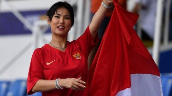 Maria Ozawa berpose saat menonton pertandingan Grup B SEA Games 2019 antara Timnas U-22 Indonesia melawan Timnas U-22 Thailand di Stadion Rizal Memorial, Manila, Filipina, Selasa (26/11). [ANTARA FOTO/Sigid Kurniawan]